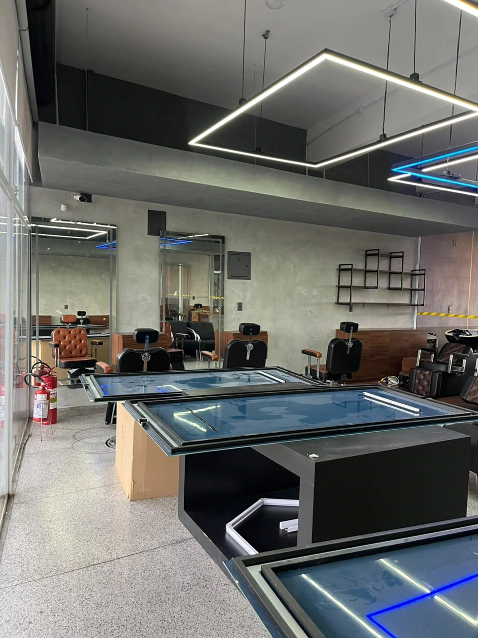 Salão de beleza da Sumrak 408 com espelhos, cadeiras de atendimento e iluminação geométrica