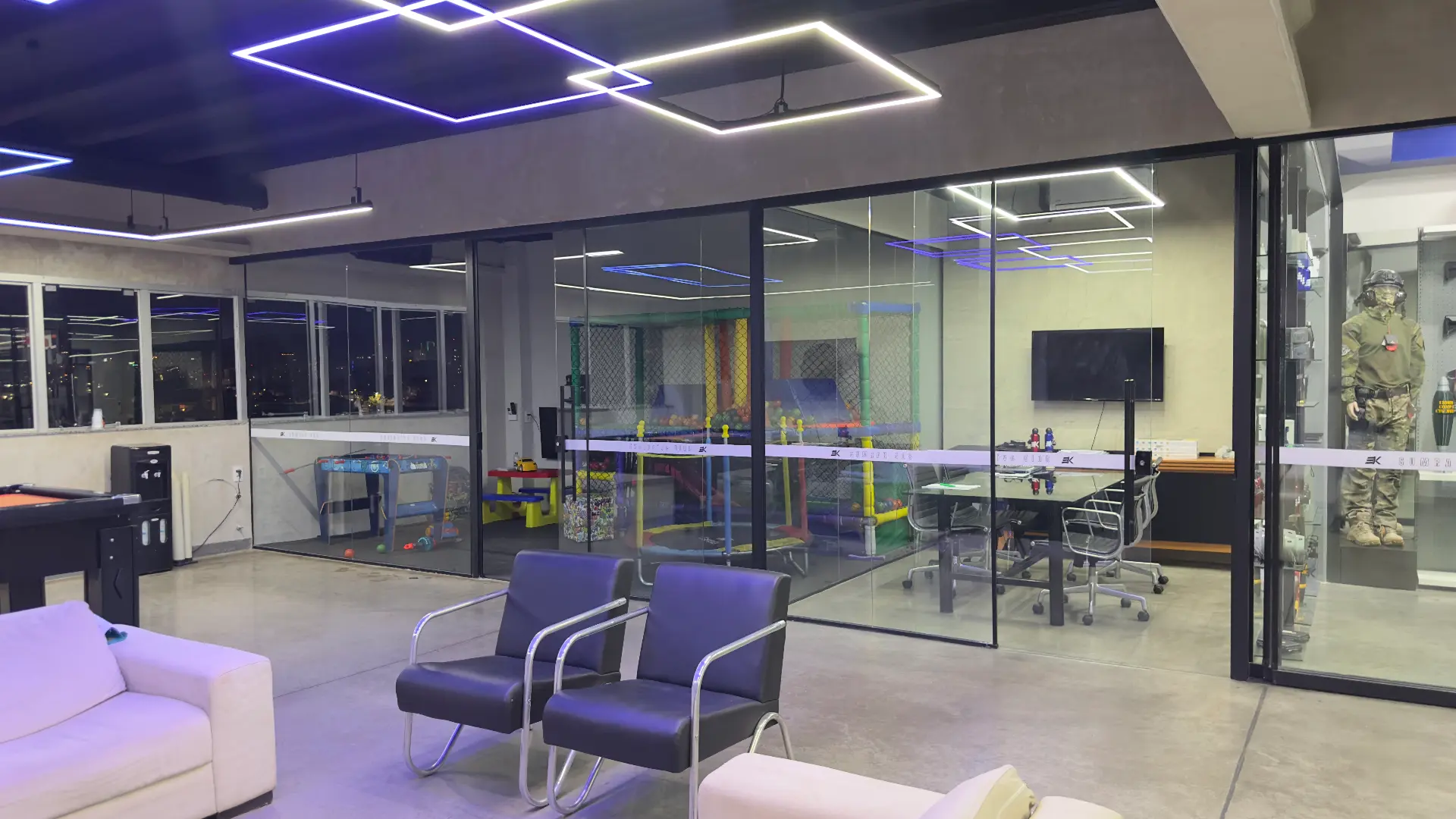 Lounge da Sumrak 408 com poltronas, sinuca e sala de vidro que dá vista para o espaço kids