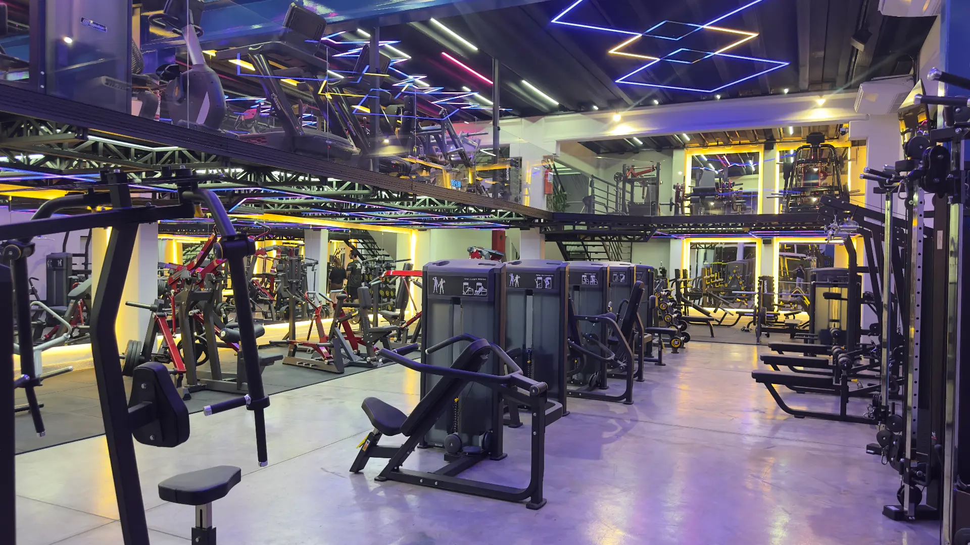 Sala de musculação da Sumrak 408 em dois níveis, com mezanino estruturado e linha completa de máquinas de força